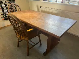 Spisebord, hjørnebænk og 2 krostole