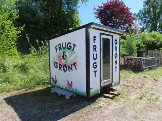 Salgsbod/gårdbutik. Indrettet til salg af frugt og grønt