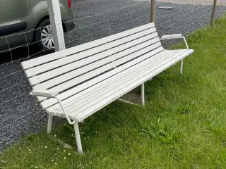 Klassisk havebænk, hvidmalet