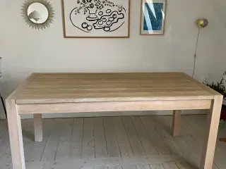 Spisebord i egetræ