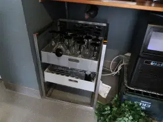 Stikvogn med div. Opvaskebakker med glas m.m.