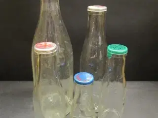 Mælkeflasker Klare - Fællesflasken lavet fra 1930 - 1/1 L.- 1/2 L. - 1/4 L - 1/5 L- 1/10 L- Kompelt sæt med orginale kapsler - Alle uden skår.