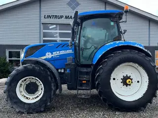 New Holland T7.230 Autocommand med frontlift og nye bagdæk er lige monteret på den.