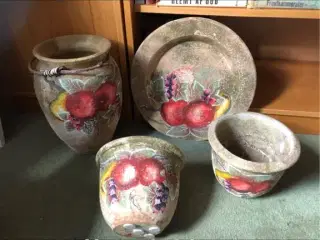 Smukke rustikke urtepotter, vase og fad
