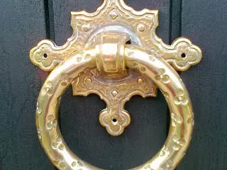 Gedigen dørhammer i messaing