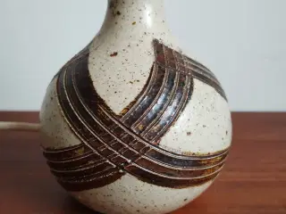 AJMO keramik bordlampe