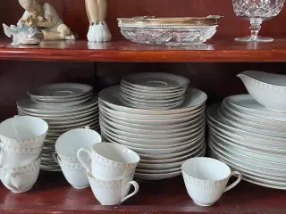 Kongeaastel og diverse glassing og porcelænsfigure