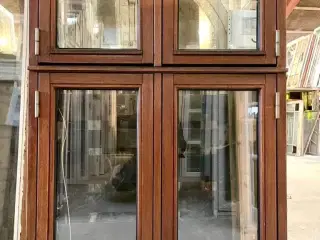 2-fags Dannebrogsvindue i teaktræ