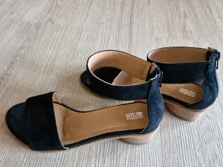 Sandaler i sort ruskind fra Soon