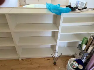 2 vetrineskabe samt reoler