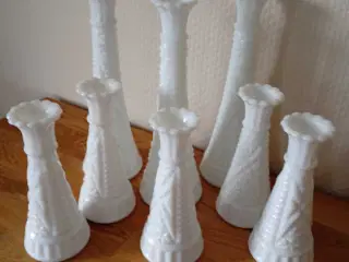 Vintage blomster vaser i mælkeglas.