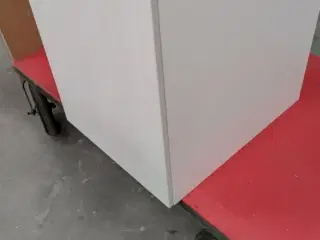 4 stk. usamlet underskabe H: 70,4 x B: 50 x D: 60,0 med låge og 4 hylder