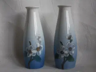 Små vaser med blomster fra Bing og grøndahl