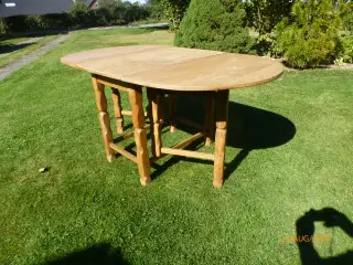 Spisebord i massivt egetræ