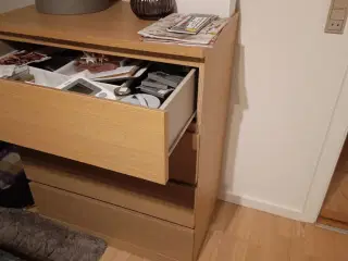 Kommode i egetræsfiner