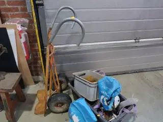 Sækkevogn samt plastikkasse med indhold