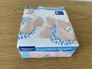 6 stk. lyserøde porcelænsfugle med hvide silkebånd