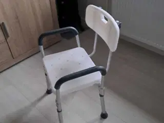 Badestol med ryg og armlæn .