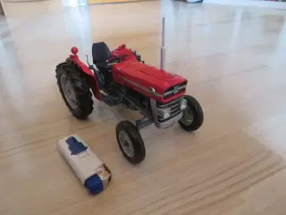 Modelbiler og traktorer i metal.