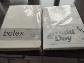 Dyne og pudebetræk i satin, samt lagen. Stor størr