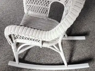 Hvid vintage rattan gyngestol med smuk flet 