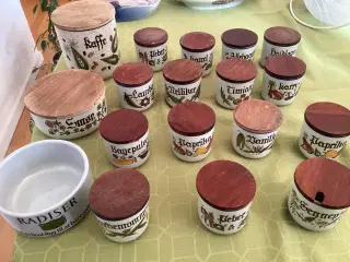 Knapstrup krydderikrukker.