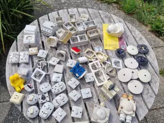 Diverse stikkontakter og afbryder og dåser m.m.