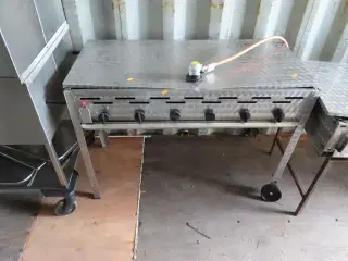 Gasgrill med 6 blus og låg