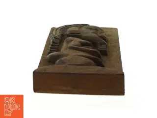 Indskåret figur i træ (str. LBH 13,5x3,5x37 cm)