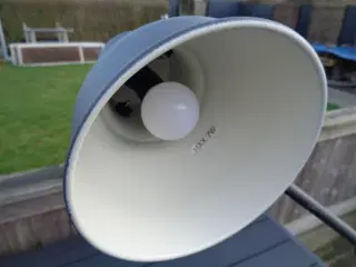 Skrivebordslampe med trådløs opladning