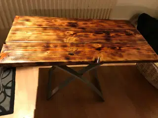 Sofabord lavet af genbrugs materialer 