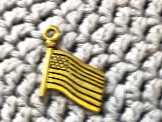 Gyldne charms med flag: Stars'n'Stripes