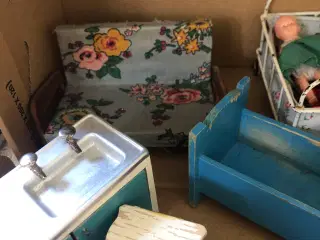 Et del ældre dukke.hus møbler
