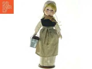 Porcelænsdukke med tøj og spand (str. 42 cm)