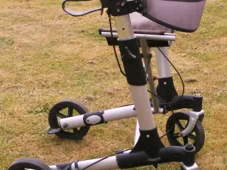 Letvægtsrollator - nem og hurtig at folde sammen
