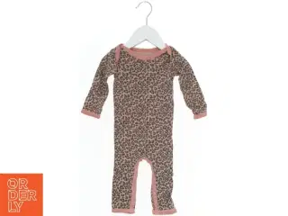 Heldragt til baby med leopardmønster fra Petit (str. 68)