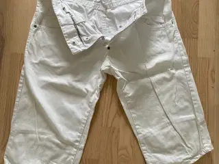 Hvide denim knæshorts, livvidde 34