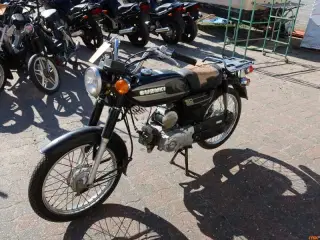 KNALLERT, Suzuki