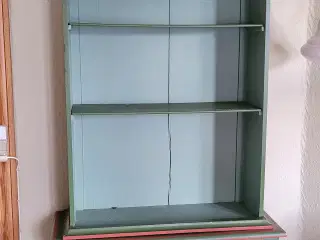 Antik vitrineskab med lille bord