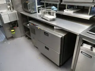 Rustfri stålbord med indhold og varmeskuffe HATCO Drawer Warmer