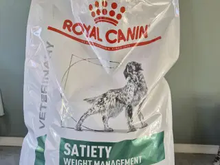 Hundefoder. Ca 5 kg tilbage.