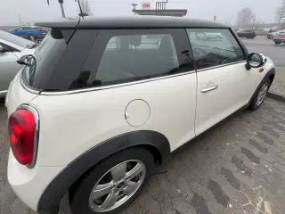 Mini Cooper D 1,5  årgang 2015 116 HK.