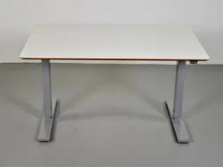 Scan office hæve-/sænkebord med hvid laminat, gråt stel og kabelbakke, 120 cm.
