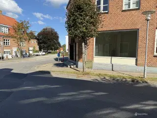 Gode erhvervslokaler med toilet og tekøkken i Mariager