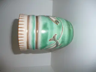 keramik vase med fisk der springer