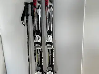 Skiudstyr= ski, støvler + hjelm