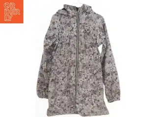 Camouflage jakke med hætte fra Playtech (str. 140)