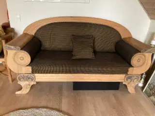 Smuk antik sofa og stol med udskæringer