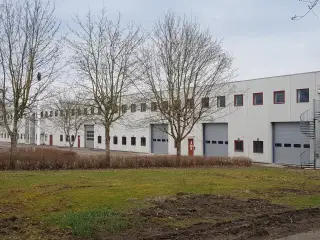 Højloftet lager med kontor