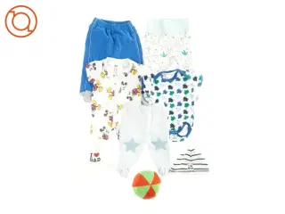 Babytøj, 3 bukser, 2 bodystockings, 2 huer og en bold